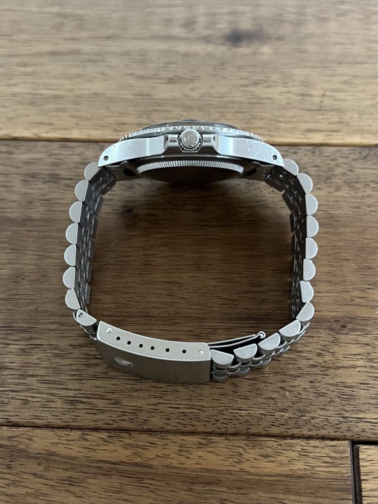 ロレックス GMTマスター 16750 ブラック(黒) 赤青ベゼル 76番台 フチなし シングルバックル トリチウム 中古 リューズ側から 中古 ロレックス GMTマスター 16750 ブラック(黒) 赤青ベゼル 76番台 フチなし シングルバックル トリチウム フチなし 委託 高価 買取 販売 名古屋