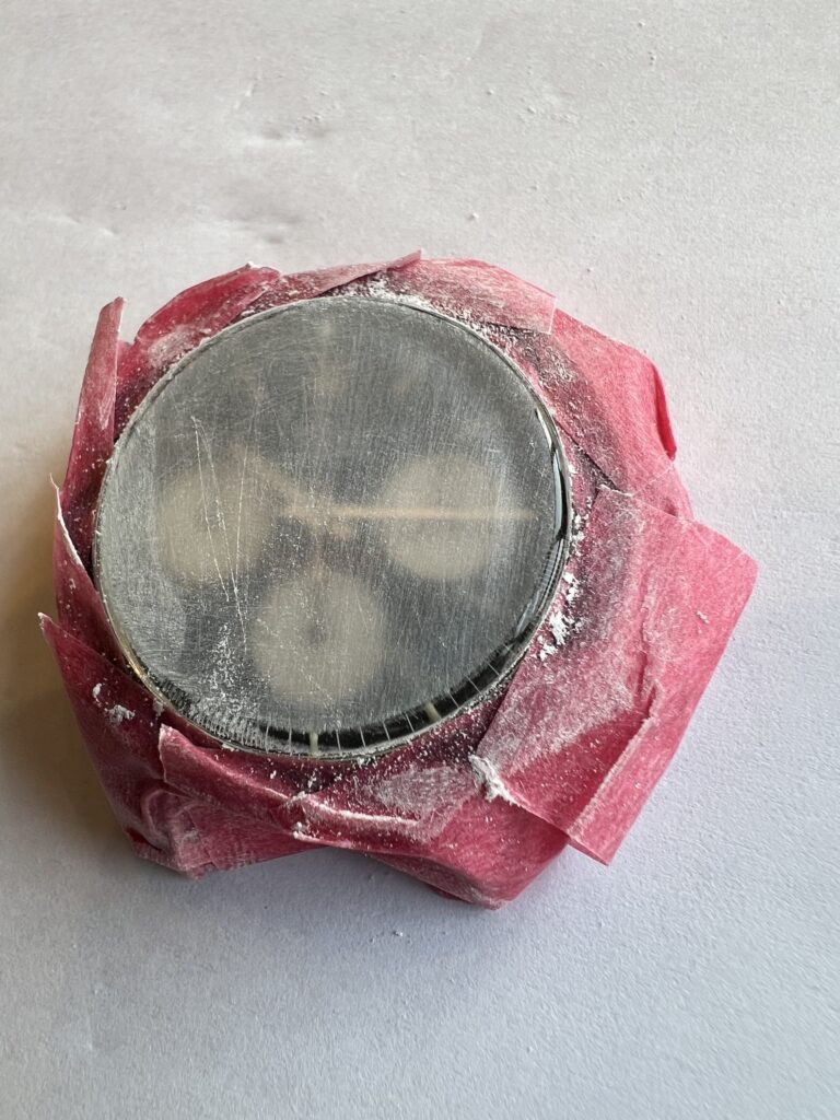 ロレックス デイトナ 6263のプラスチック風防を磨く 傷が深いので目の粗い320番で方向を決めて(上下)磨きます。
