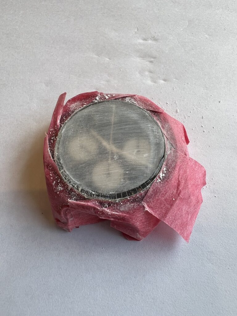ロレックス デイトナ 6263のプラスチック風防を磨く 傷が深いので目の粗い320番で方向を決めて90°回し(上下)磨きます。