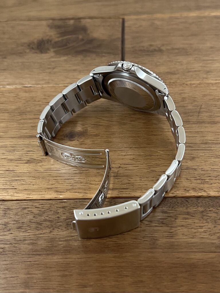 ロレックス GMTマスター 16750 95番台 ブラックダイアル 赤青ベゼル フチあり シングルバックル トリチウム 中古 セミヴィンテージ クラスプ側から全体の画像 委託 高価 買取 販売 名古屋